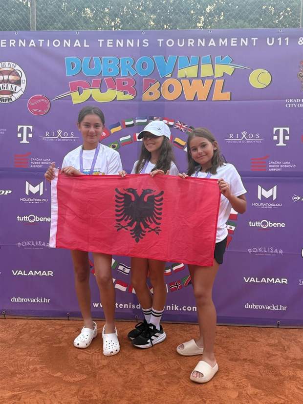Players with the Albanian flag at the Dubrovnik DUB BOWL